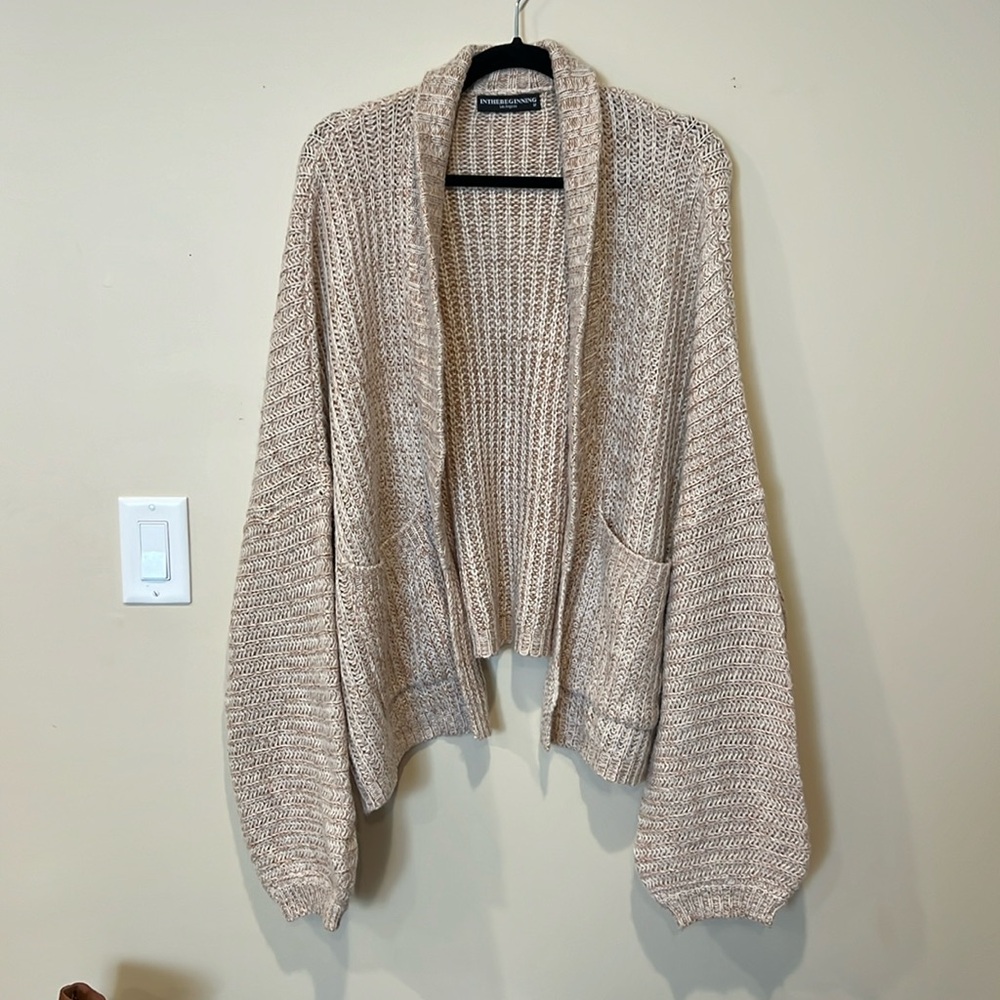 Baggy Beige Cardigan with Balloon Sleeves and Pockets. size Medium